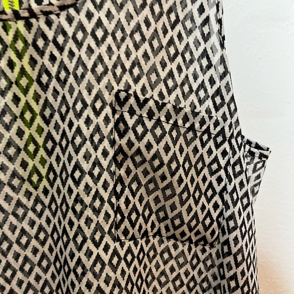 Colorblind Black & White Print Yellow Zip Size Large - Picture 2 of 5